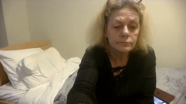 Snapshot of housewife_shantie chatting on October 16, 2025, 8:00 am housewife shantie online show from October 16, 2025, 8:00 am