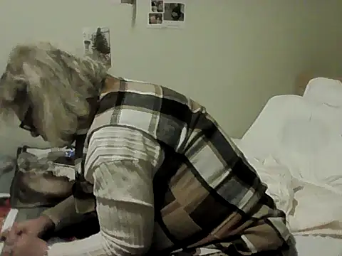 Snapshot of housewife_shantie chatting on November 24, 2025, 4:51 pm housewife shantie online show from November 24, 2025, 4:51 pm