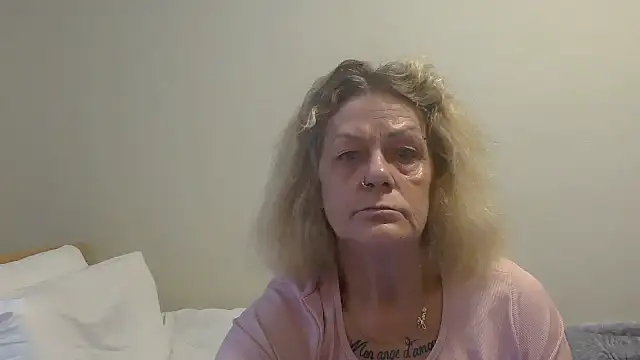 Snapshot of housewife_shantie chatting on September 26, 2025, 6:53 am housewife shantie online show from September 26, 2025, 6:53 am