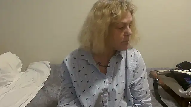 Snapshot of housewife_shantie chatting on September 30, 2025, 10:10 am housewife shantie online show from September 30, 2025, 10:10 am