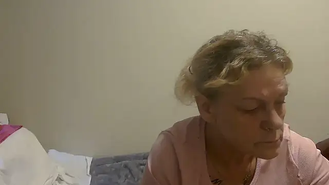 Snapshot of housewife_shantie chatting on October 5, 2025, 8:27 am housewife shantie online show from October 5, 2025, 8:27 am