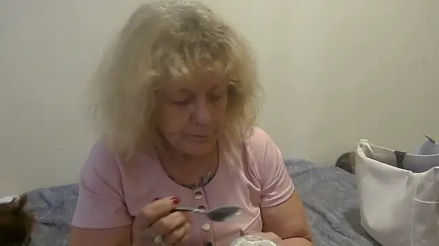 Snapshot of housewife_shantie chatting on September 27, 2025, 12:55 pm housewife shantie online show from September 27, 2025, 12:55 pm