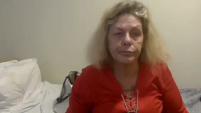 Snapshot of housewife_shantie chatting on October 2, 2025, 11:13 am housewife shantie online show from October 2, 2025, 11:13 am