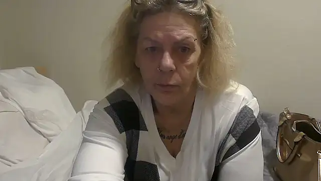 Snapshot of housewife_shantie chatting on October 10, 2025, 6:47 am housewife shantie online show from October 10, 2025, 6:47 am