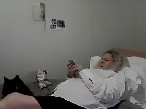 Snapshot of housewife_shantie chatting on February 1, 2026, 11:52 am housewife shantie online show from February 1, 2026, 11:52 am