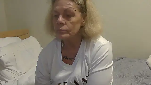 Snapshot of housewife_shantie chatting on October 15, 2025, 10:23 am housewife shantie online show from October 15, 2025, 10:23 am