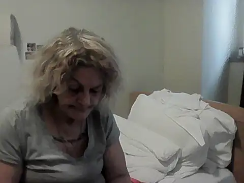 Snapshot of housewife_shantie chatting on February 28, 2026, 9:42 am housewife shantie online show from February 28, 2026, 9:42 am