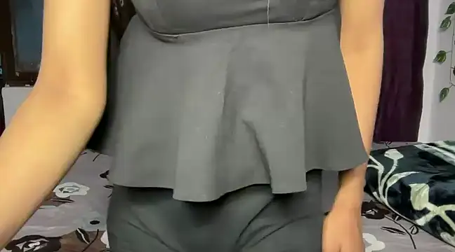 Snapshot of Luv_Tiara chatting on December 4, 2024, 1:03 pm Luv Tiara online show from December 4, 2024, 1:03 pm