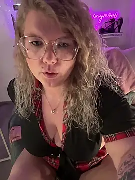 CurvyAnonymousGirl89 online show from February 9, 2026, 6:06 pm