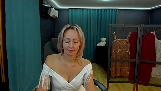 Julia Cherry  online show from October 11, 2025, 2:18 pm