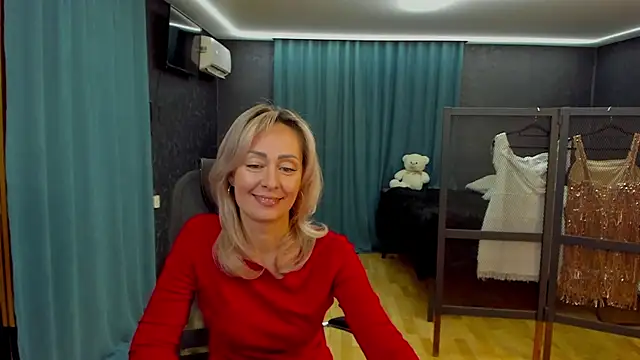 Julia Cherry  online show from October 25, 2025, 1:34 pm