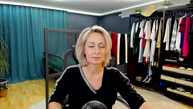 Julia Cherry  online show from May 14, 2026, 2:03 pm