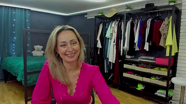 Julia Cherry  online show from December 20, 2025, 2:20 pm