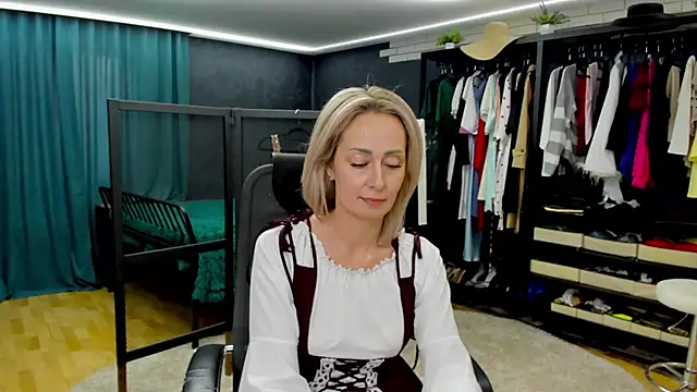 Julia Cherry  online show from May 16, 2026, 2:38 pm