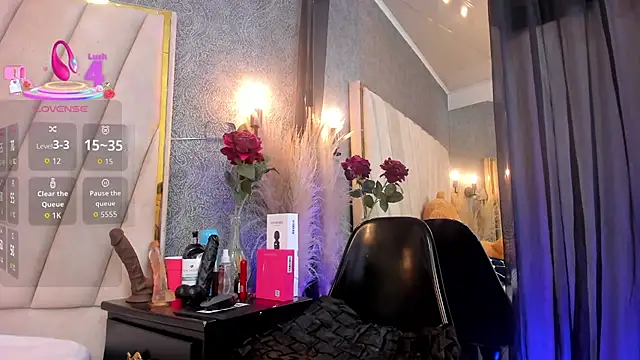 Madison-Diaz online show from December 5, 2025, 1:43 pm