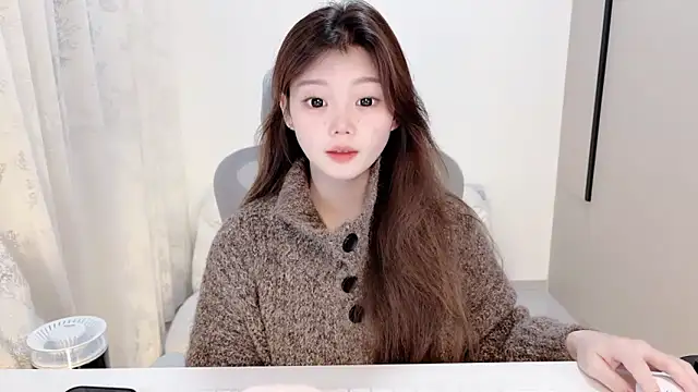 yangyang-1115 online show from November 11, 2025, 5:02 am