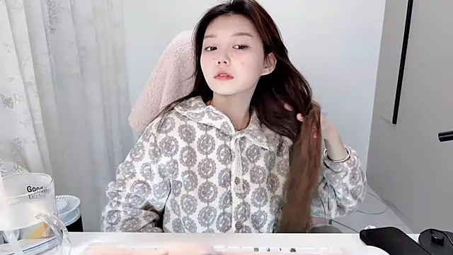 yangyang-1115 online show from November 13, 2025, 5:33 am