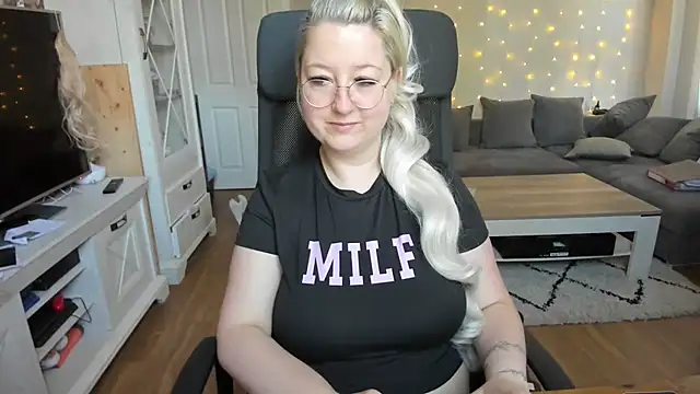 Snapshot of Lillyloo_ chatting on September 23, 2025, 6:31 am Lillyloo online show from September 23, 2025, 6:31 am