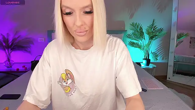 Snapshot of Lana_kitty__ chatting on May 3, 2026, 9:29 pm Lana kitty online show from May 3, 2026, 9:29 pm