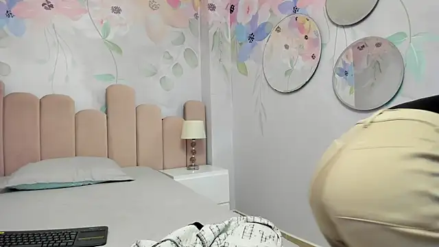 Snapshot of pola_adams_ chatting on September 12, 2025, 9:42 am pola adams online show from September 12, 2025, 9:42 am