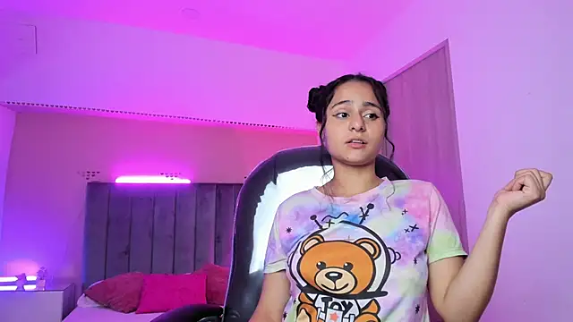 Giselle Roldan online show from March 29, 2026, 3:41 am