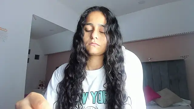 Giselle Roldan online show from September 26, 2025, 4:08 am