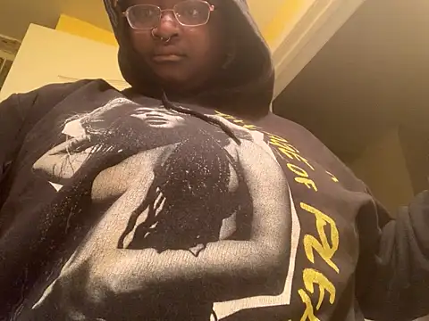 BigKittyRaven online show from January 3, 2025, 4:22 am