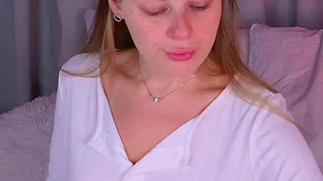 BeatriceEsmont online show from November 3, 2025, 7:28 pm