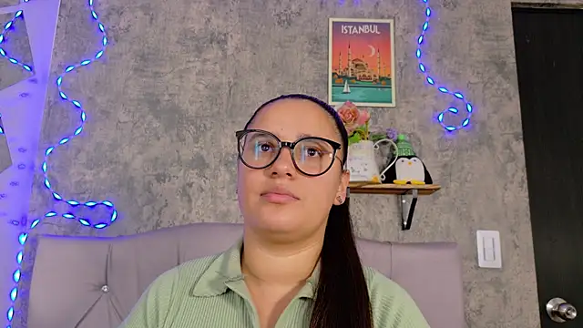 Snapshot of Victoria_Ponce1 chatting on October 9, 2025, 1:22 pm Victoria Ponce1 online show from October 9, 2025, 1:22 pm