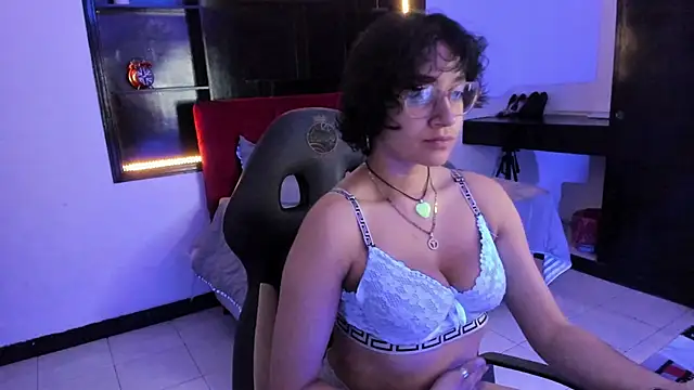 Lili Gomez  online show from December 5, 2025, 10:47 am