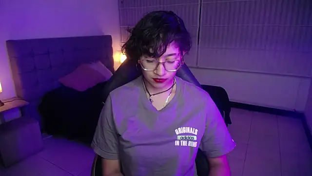 Lili Gomez  online show from October 13, 2025, 1:12 pm