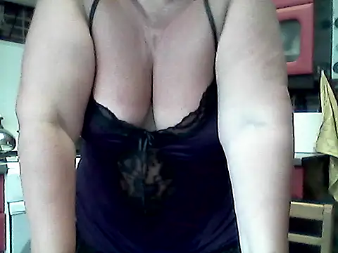 Snapshot of Lisa_Suzie chatting on July 22, 2026, 10:39 am Lisa Suzie online show from July 22, 2026, 10:39 am