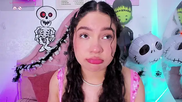 amandalee01 online show from October 12, 2025, 7:04 pm