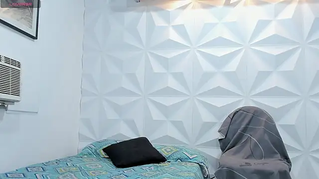 CHantal 33 online show from January 4, 2025, 4:32 pm