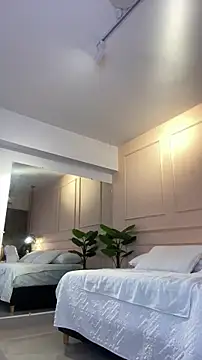 SHARONN     online show from April 13, 2026, 4:05 am