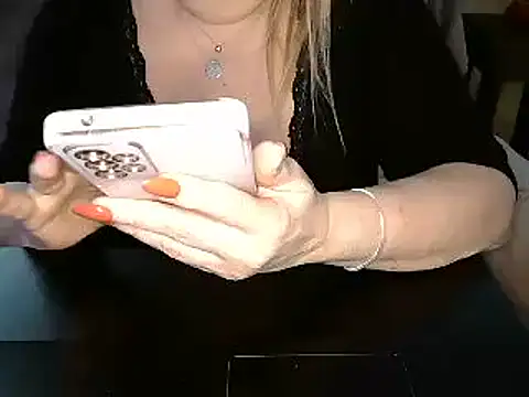 Snapshot of Emmamilfita chatting on January 11, 2025, 9:46 pm Emmamilfita online show from January 11, 2025, 9:46 pm