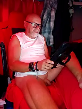 Snapshot of KOMANDOS74 chatting on September 18, 2025, 7:28 pm KOMANDOS74 online show from September 18, 2025, 7:28 pm