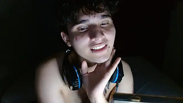 Snapshot of Charley_quin chatting on July 14, 2026, 11:33 pm Charley quin online show from July 14, 2026, 11:33 pm
