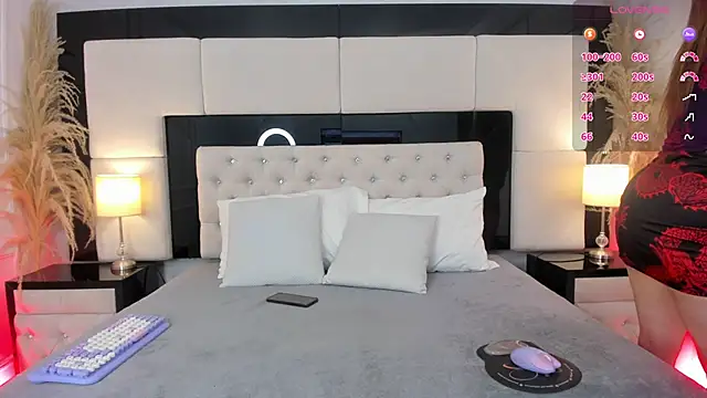 Snapshot of CarlaRossi_ chatting on April 26, 2026, 7:44 pm CarlaRossi online show from April 26, 2026, 7:44 pm