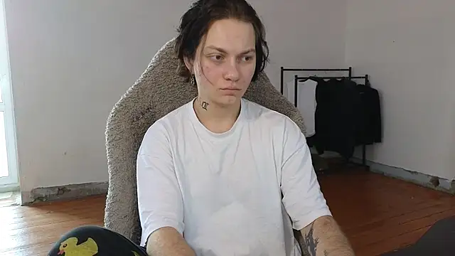 Snapshot of esajukyy chatting on August 2, 2026, 9:29 am esajukyy online show from August 2, 2026, 9:29 am