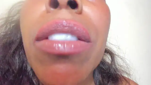 Snapshot of KamariaFyre chatting on March 7, 2025, 9:40 am KamariaFyre online show from March 7, 2025, 9:40 am