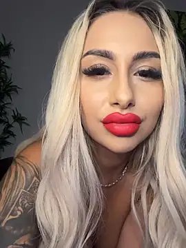 Snapshot of GoldenAmber chatting on November 29, 2025, 7:03 pm GoldenAmber online show from November 29, 2025, 7:03 pm