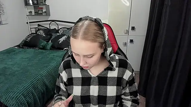 Snapshot of LinaTruly chatting on September 10, 2025, 9:14 pm LinaTruly online show from September 10, 2025, 9:14 pm