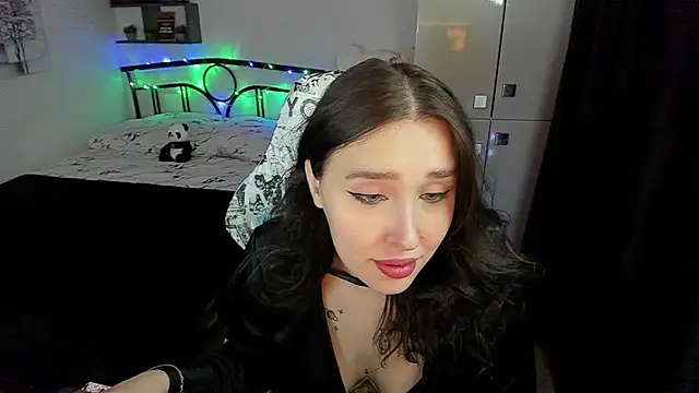 Snapshot of LinaTruly chatting on November 7, 2025, 10:35 pm LinaTruly online show from November 7, 2025, 10:35 pm