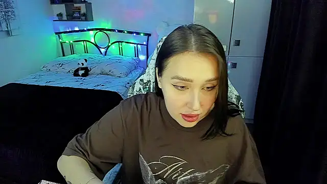 Snapshot of LinaTruly chatting on November 6, 2025, 8:35 pm LinaTruly online show from November 6, 2025, 8:35 pm