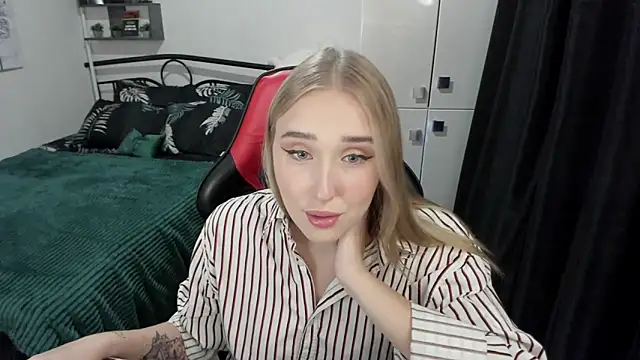 Snapshot of LinaTruly chatting on September 17, 2025, 8:55 pm LinaTruly online show from September 17, 2025, 8:55 pm