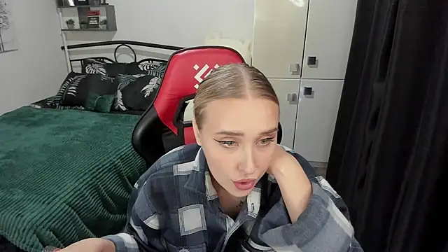 Snapshot of LinaTruly chatting on September 18, 2025, 9:29 pm LinaTruly online show from September 18, 2025, 9:29 pm