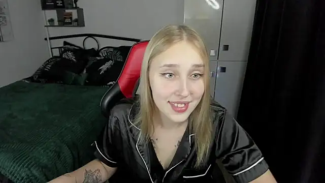 Snapshot of LinaTruly chatting on September 11, 2025, 9:48 pm LinaTruly online show from September 11, 2025, 9:48 pm