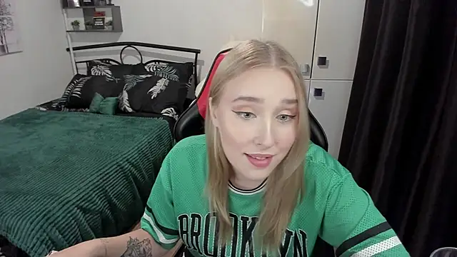 Snapshot of LinaTruly chatting on September 15, 2025, 9:37 pm LinaTruly online show from September 15, 2025, 9:37 pm