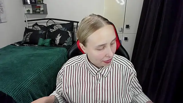 Snapshot of LinaTruly chatting on September 24, 2025, 8:48 pm LinaTruly online show from September 24, 2025, 8:48 pm